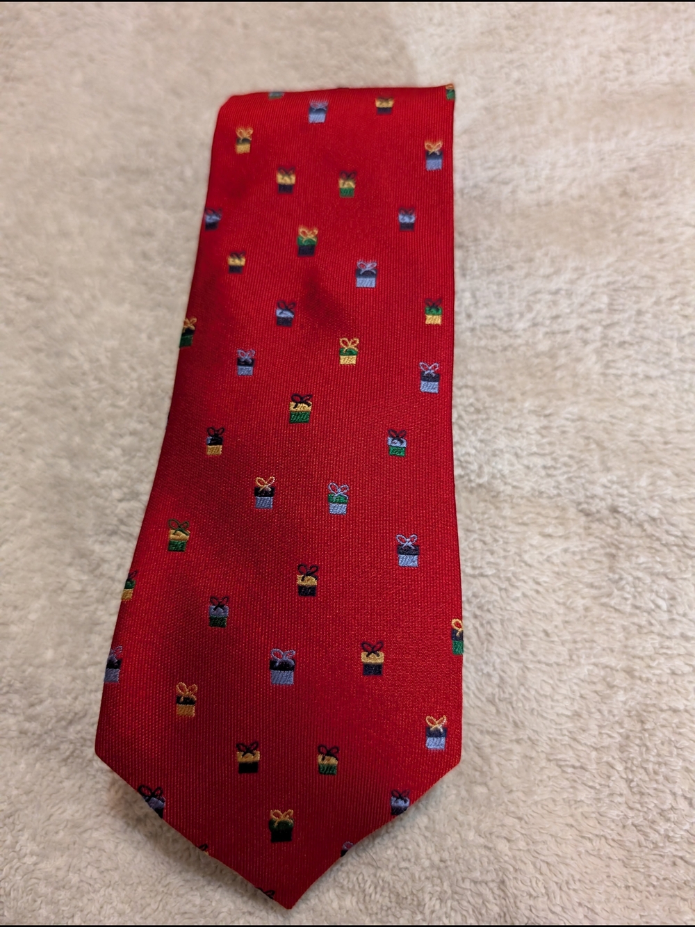 Roundtree & Yorke 100% Silk Red Tie with Multicolor Gift Box Motif